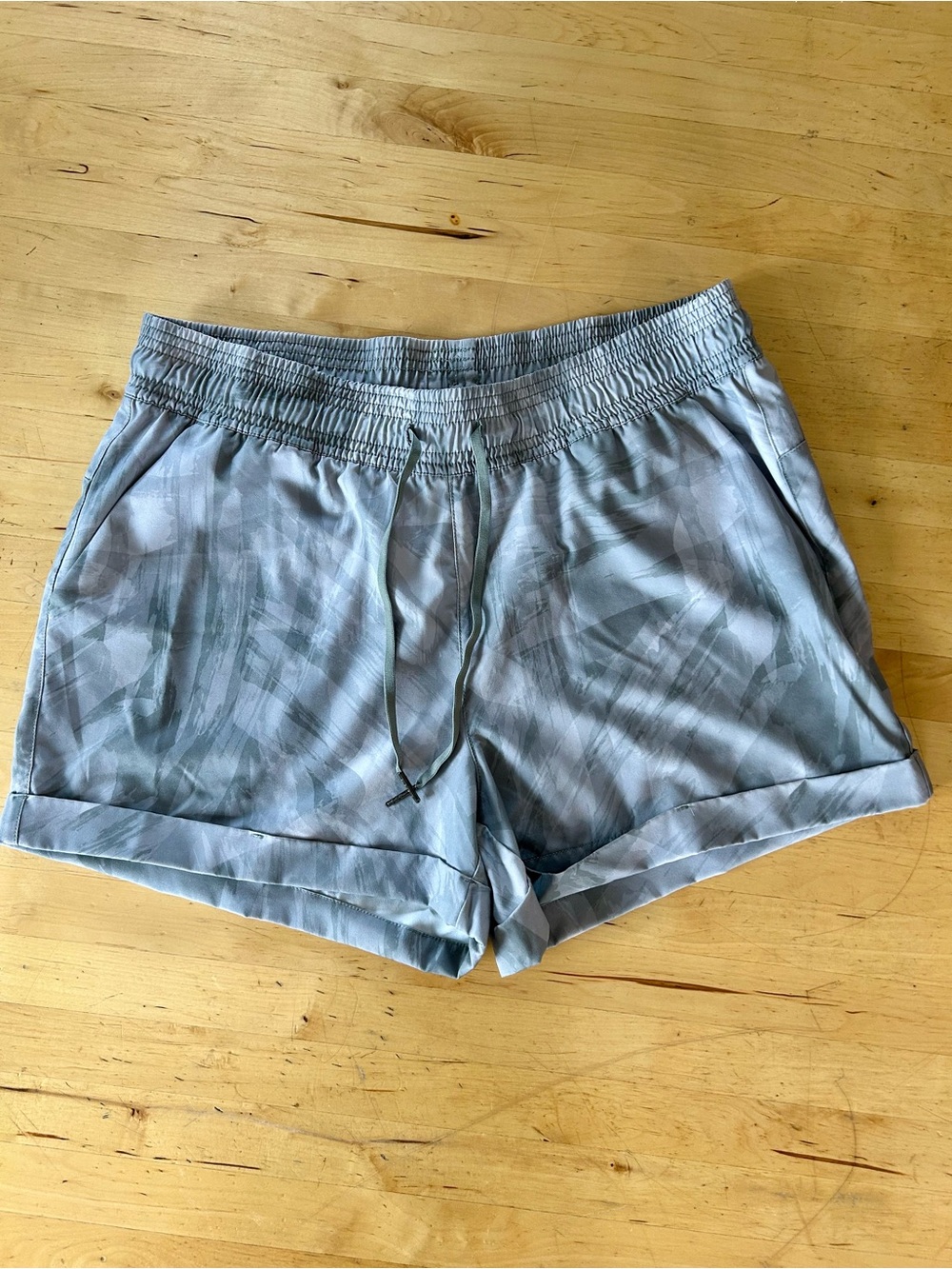 Gaiam Stretch Woven Cuffed Shorts Sz M Gray Abstract Paintbrush Print Athleisure